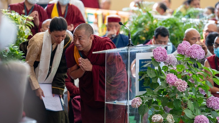 Геше Лобсанг Монлам выражает почтение Его Святейшеству Далай-ламе после выступления на презентации Большого тибетского словаря «Монлам». Дхарамсала, штат Химачал-Прадеш, Индия. 27 мая 2022 г. Фото: Тензин Чойджор (офис ЕСДЛ).