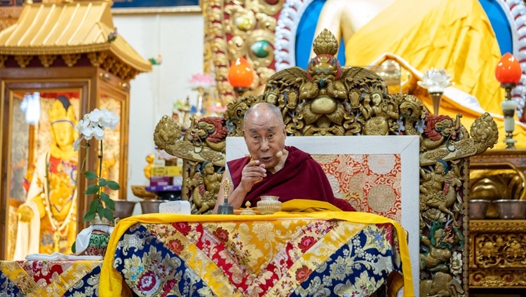 Во время первого дня учений для тибетской молодежи Его Святейшество Далай-лама рассказывает о стоящей позади него статуе Кьиронг Джово. Дхарамсала, штат Химачал-Прадеш, Индия. 1 июня 2022 г. Фото: Тензин Чойджор (офис ЕСДЛ).