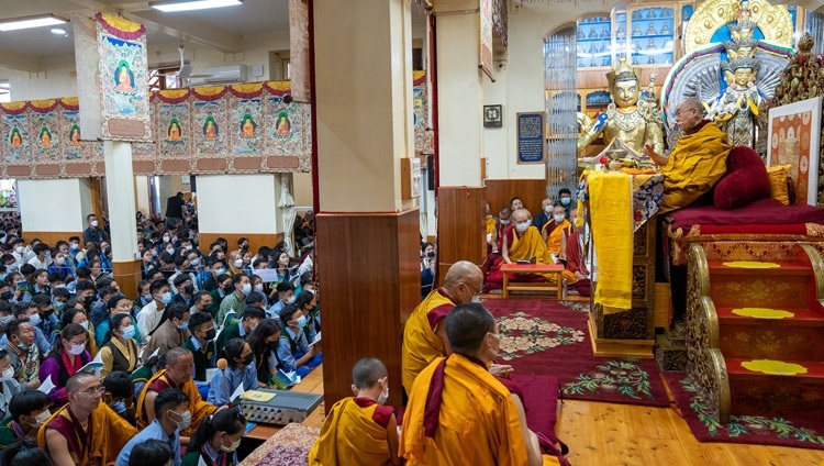 Его Святейшество Далай-лама обращается к собравшимся во время первого дня учений для тибетской молодежи. Дхарамсала, штат Химачал-Прадеш, Индия. 1 июня 2022 г. Фото: Тензин Чойджор (офис ЕСДЛ).