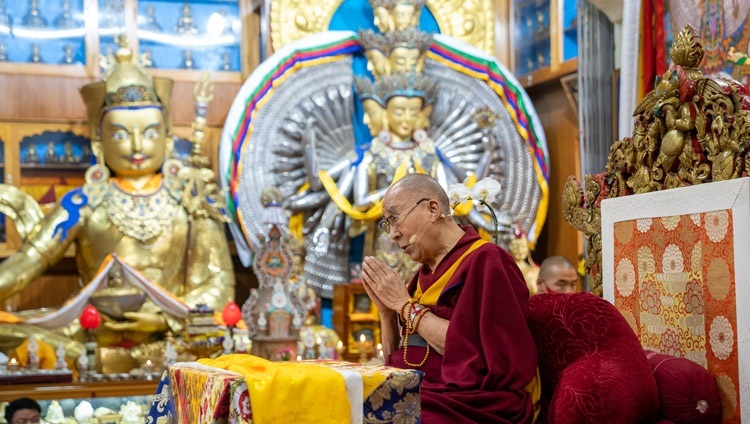 Во время второго дня учений для тибетской молодежи Его Святейшество Далай-лама проводит посвящение Тысячерукого Авалокитешвары. Дхарамсала, штат Химачал-Прадеш, Индия. 2 июня 2022 г. Фото: Тензин Чойджор (офис ЕСДЛ).