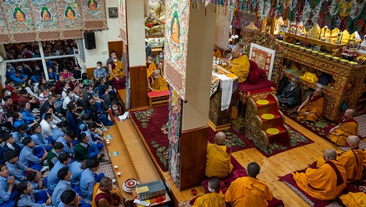 Вид на зал главного тибетского храма во время посвящения Тысячерукого Авалокитешвары, даруемого Его Святейшеством Далай-ламой. Дхарамсала, штат Химачал-Прадеш, Индия. 2 июня 2022 г. Фото: Тензин Чойджор (офис ЕСДЛ).
