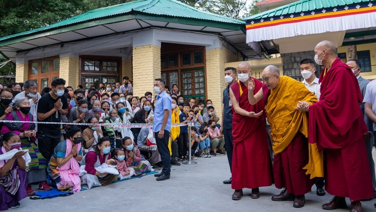 В начале первого дня учений по случаю священного месяца Сага Дава Его Святейшество Далай-лама машет рукой своим последователям, собравшимся во дворе главного тибетского храма. Дхарамсала, штат Химачал-Прадеш, Индия. 13 июня 2022 г. Фото: Тензин Чойджор (офис ЕСДЛ).