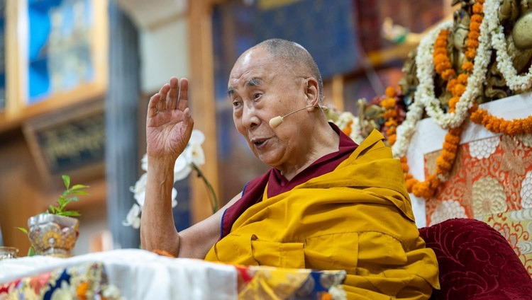 Его Святейшество Далай-лама обращается к слушателям в ходе первого дня учений по случаю священного месяца Сага Дава. Дхарамсала, штат Химачал-Прадеш, Индия. 13 июня 2022 г. Фото: Тензин Чойджор (офис ЕСДЛ).