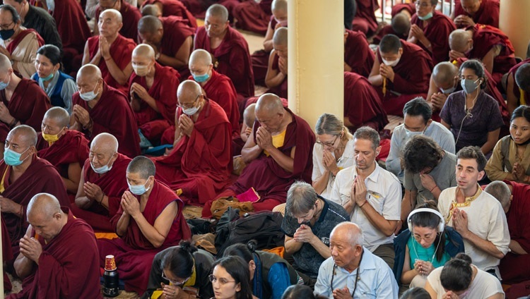 Некоторые из более 8500 человек из 56 стран, собравшихся на учения Его Святейшества Далай-ламы по случаю священного месяца Сага Дава. Дхарамсала, штат Химачал-Прадеш, Индия. 13 июня 2022 г. Фото: Тензин Чойджор (офис ЕСДЛ).