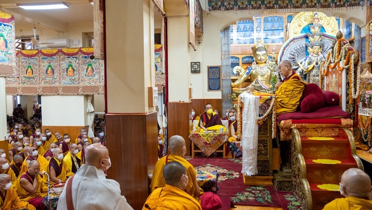 Вид на зал главного тибетского храма во время первого дня учений Его Святейшества Далай-ламы по случаю священного месяца Сага Дава. Дхарамсала, штат Химачал-Прадеш, Индия. 13 июня 2022 г. Фото: Тензин Чойджор (офис ЕСДЛ).