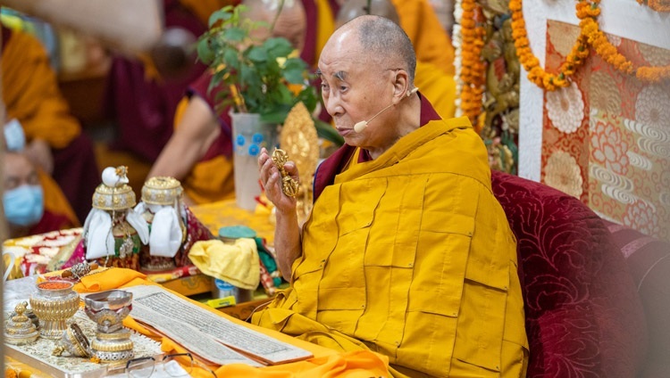 Его Святейшество Далай-лама проводит подготовительные ритуалы перед посвящением Авалокитешвары Джинасагары. Дхарамсала, штат Химачал-Прадеш, Индия. 14 июня 2022 г. Фото: Тензин Чойджор (офис ЕСДЛ).