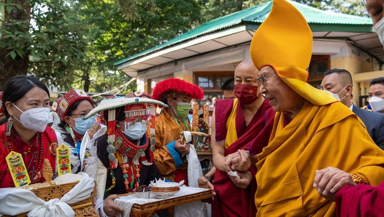 По прибытии Его Святейшества Далай-ламы в главный тибетский храм представители тибетских групп, организовавших молебен о долгой жизни духовного лидера, совершают традиционные подношения в знак приветствия. Дхарамсала, штат Химачал-Прадеш, Индия. 24 июня 2022 г. Фото: Тензин Чойджор (офис ЕСДЛ).