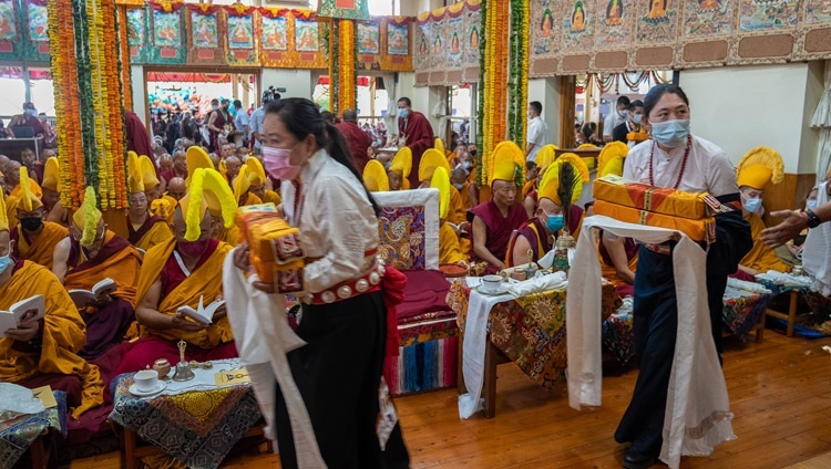 Представители тибетских групп, организовавших молебен о долгой жизни Его Святейшества Далай-ламы, совершают традиционные подношения. Дхарамсала, штат Химачал-Прадеш, Индия. 24 июня 2022 г. Фото: Тензин Чойджор (офис ЕСДЛ).