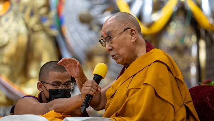 По завершении молебна о долгой жизни Его Святейшество Далай-лама обращается к своим последователям, собравшимся в главном тибетском храме. Дхарамсала, штат Химачал-Прадеш, Индия. 24 июня 2022 г. Фото: Тензин Чойджор (офис ЕСДЛ).