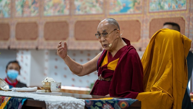 Его Святейшество обращается к собравшимся на церемонии открытия Библиотеки и архива Далай-ламы. Дхарамсала, штат Химачал-Прадеш, Индия. 6 июля 2022 г. Фото: Тензин Чойджор (офис ЕСДЛ).