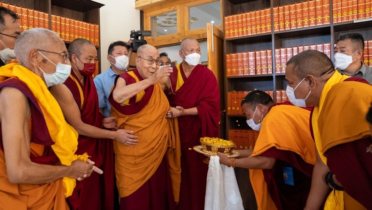 Его Святейшество Далай-лама освящает библиотеку и учебный центр при монастыре Тикси. Ле, Ладак, Индия. 25 июля 2022 г. Фото: Тензин Чойджор (офис ЕСДЛ).