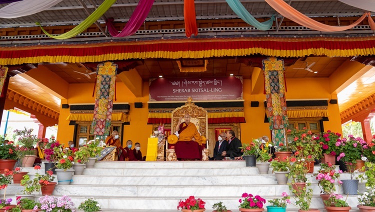 Его Святейшество Далай-лама обращается к студентам и школьникам во время встречи, приуроченной к церемонии освящения библиотеки и учебного центра при монастыре Тикси. Ле, Ладак, Индия. 25 июля 2022 г. Фото: Тензин Чойджор (офис ЕСДЛ).