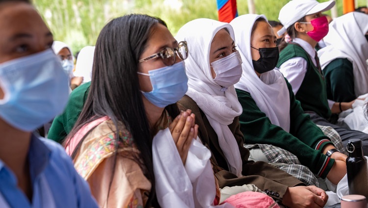 Некоторые из более 3000 учеников 15 школ и колледжей, собравшихся на встречу с Его Святейшеством Далай-ламой. Ле, Ладак, Индия. 25 июля 2022 г. Фото: Тензин Чойджор (офис ЕСДЛ).