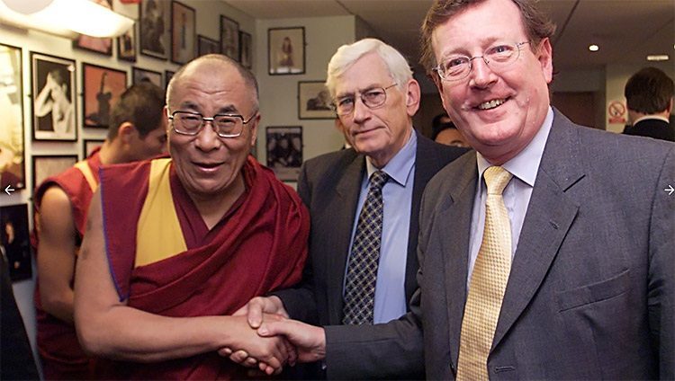 Его Святейшество Далай-лама приветствует Дэвида Тримбла и Симуса Мэллона, занимавших пост первого министра Северной Ирландии и пост заместителя первого министра соответственно. Белфаст, 2000 г.