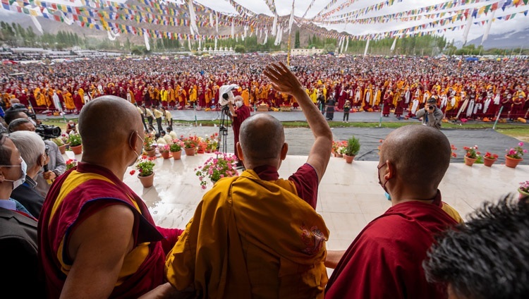 Его Святейшество Далай-лама приветствует своих последователей, собравшихся на площадке Шевацель. Ле, Ладак, Индия. 28 июля 2022 г. Фото: Тензин Чойджор (офис ЕСДЛ).