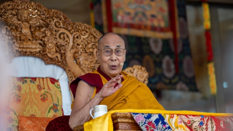 Его Святейшество Далай-лама обращается к своим последователям во время первого дня учений в Ле. Ладак, Индия. 28 июля 2022 г. Фото: Тензин Чойджор (офис ЕСДЛ).