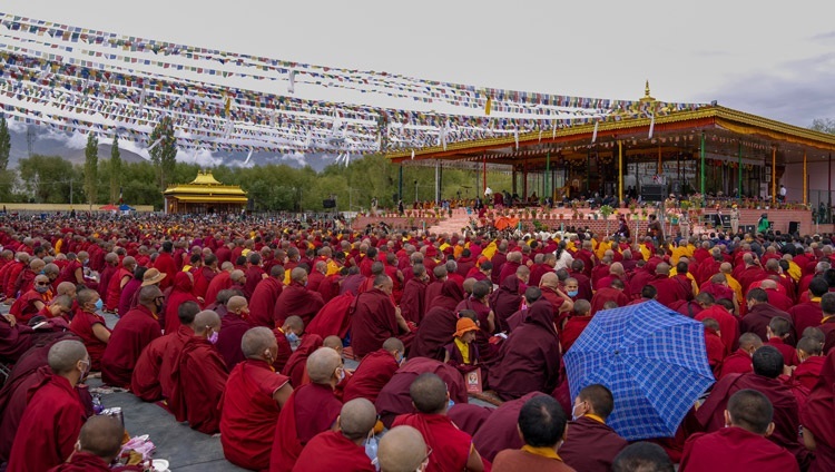 Вид на сцену, установленную на площадке Шевацель, во время первого дня учений Его Святейшества Далай-ламы. Ле, Ладак, Индия. 28 июля 2022 г. Фото: Тензин Чойджор (офис ЕСДЛ).