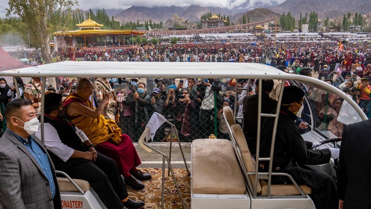 Перед тем как отправиться в свою резиденцию по завершении первого дня учений, Его Святейшество Далай-лама прощается со своими последователями. Ле, Ладак, Индия. 28 июля 2022 г. Фото: Тензин Чойджор (офис ЕСДЛ).