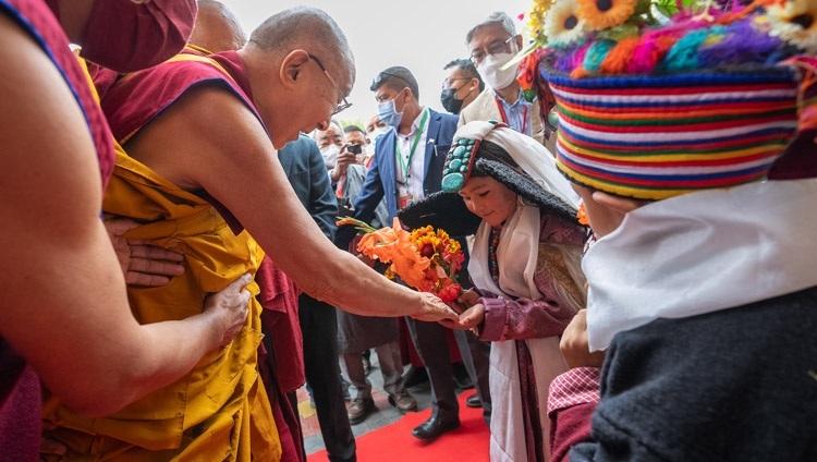 Прибыв на площадку Шевацель в начале второго дня учений, Его Святейшество Далай-лама приветствует ладакскую девочку в традиционном костюме. Ле, Ладак, Индия. 29 июля 2022 г. Фото: Тензин Чойджор (офис ЕСДЛ).