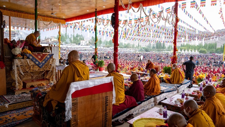 Его Святейшество Далай-лама выполняет подготовительные ритуалы перед дарованием посвящения Авалокитешвары. Ле, Ладак, Индия. 30 июля 2022 г. Фото: Тензин Чойджор (офис ЕСДЛ).