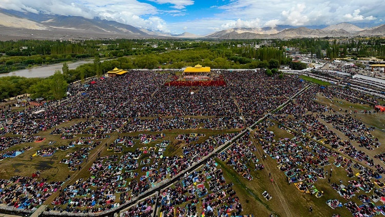 Вид на площадку Шевацель, на которой собралось более 70 000 участников посвящения Авалокитешвары, даруемого Его Святейшеством Далай-ламой. Ле, Ладак, Индия. 30 июля 2022 г. Фото предоставлено полицией Ладака.