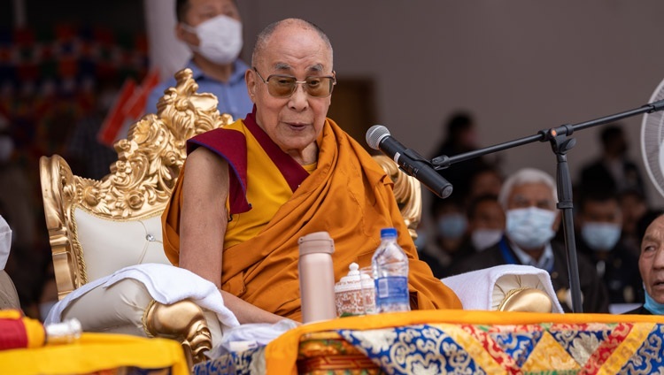 Его Святейшество Далай-лама обращается к собравшимся во время церемонии вручения ему награды «Пелнгам Дутон – 2022». Ле, Ладак, Индия. 5 августа 2022 г. Фото: Тензин Чойджор (офис ЕСДЛ).
