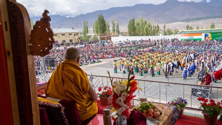 Его Святейшество Далай-лама смотрит выступление учащихся школы тибетской детской деревни Чогламсара. Ле, Ладак, Индия. 7 августа 2022 г. Фото: Тензин Чойджор (офис ЕСДЛ).