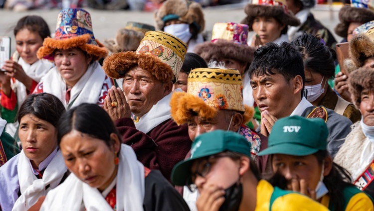 Некоторые из более 6 500 членов тибетской общины, собравшихся в школе тибетской детской деревни Чогламсара, слушают обращение Его Святейшества Далай-ламы. Ле, Ладак, Индия. 7 августа 2022 г. Фото: Тензин Чойджор (офис ЕСДЛ).