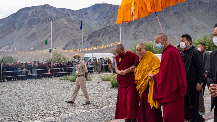 Его Святейшество Далай-лама идет к площадке для проведения учений. Падум, Занскар, Ладак, Индия. 12 августа 2022 г. Фото: Тензин Чойджор (офис ЕСДЛ).
