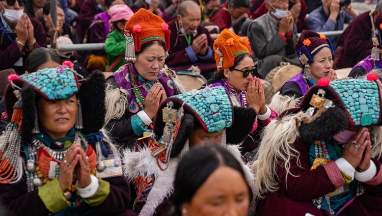 Слушатели принимают от Его Святейшества Далай-ламы обеты бодхисаттвы. Падум, Занскар, Ладак, Индия. 12 августа 2022 г. Фото: Тензин Чойджор (офис ЕСДЛ).