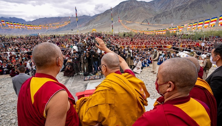 По завершении первого дня учений Его Святейшество Далай-лама прощается со слушателями. Падум, Занскар, Ладак, Индия. 12 августа 2022 г. Фото: Тензин Чойджор (офис ЕСДЛ).