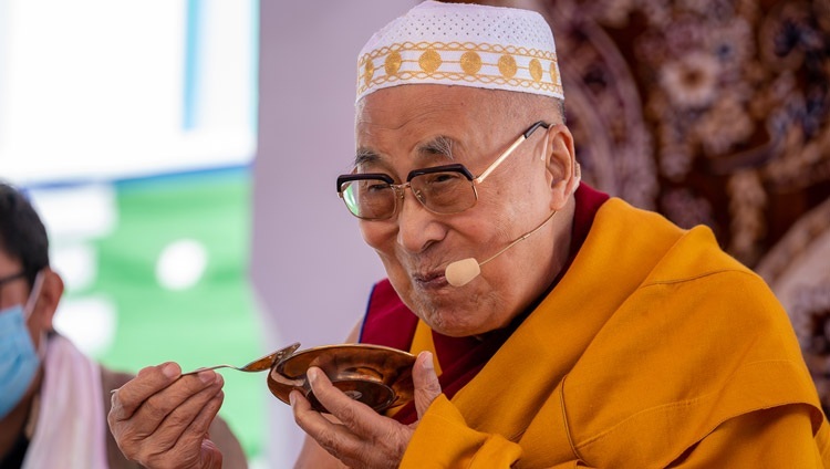 Его Святейшество Далай-лама наслаждается традиционным угощением во время перерыва на чай. Занскар, Ладак, Индия. 13 августа 2022 г. Фото: Тензин Чойджор (офис ЕСДЛ).
