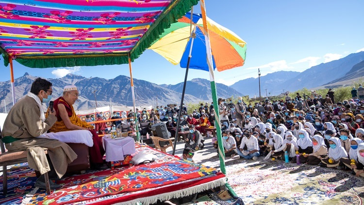 Его Святейшество Далай-лама выступает с обращением к членам мусульманской общины Падума. Занскар, Ладак, Индия. 13 августа 2022 г. Фото: Тензин Чойджор (офис ЕСДЛ).