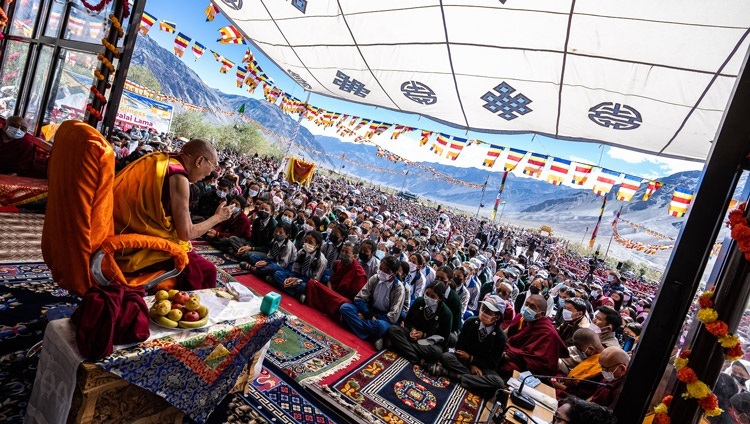 Его Святейшество Далай-лама выступает с обращением к студентам и школьникам, а также другим местным жителям, которых в общей сложности собралось более 4000. Падум, Занскар, Ладак, Индия. 13 августа 2022 г. Фото: Тензин Чойджор (офис ЕСДЛ).
