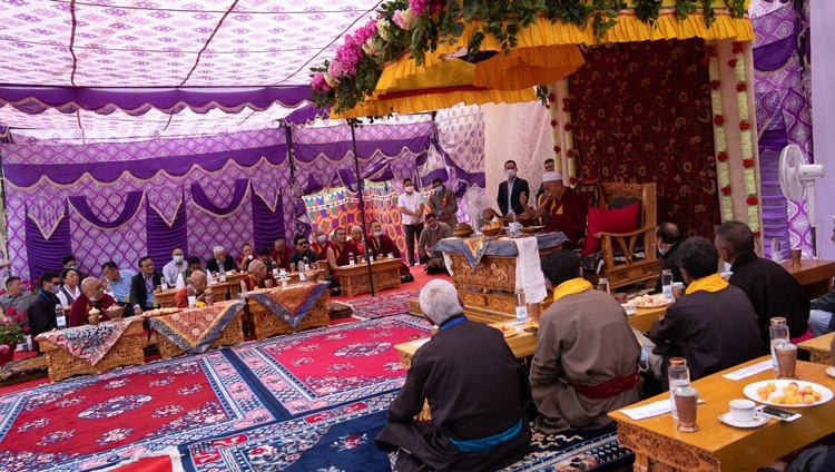 Его Святейшество Далай-лама выступает с обращением к членам местной мусульманской общины. Ше, Ладак, Индия. 16 августа 2022 г. Фото: Тензин Чойджор (офис ЕСДЛ).