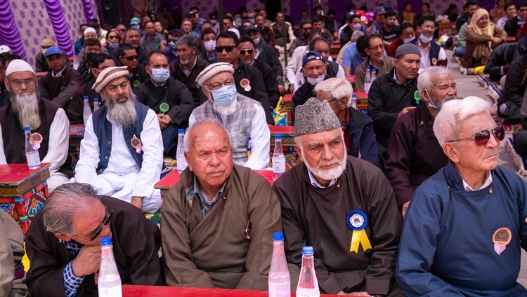Члены местной мусульманской общины слушают обращение Его Святейшества Далай-ламы. Ше, Ладак, Индия. 16 августа 2022 г. Фото: Тензин Чойджор (офис ЕСДЛ).