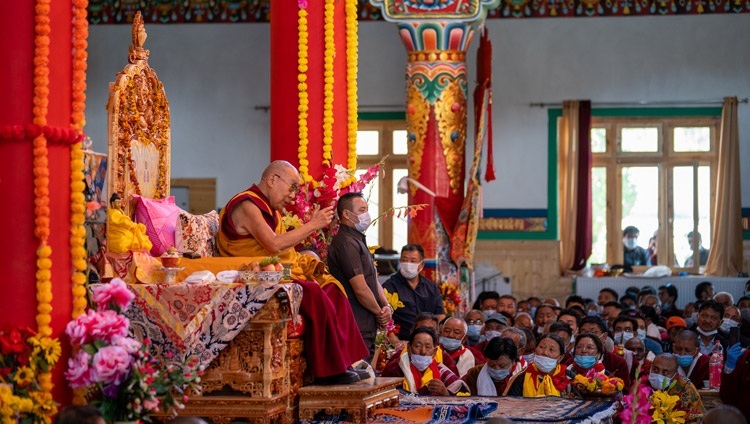 Его Святейшество Далай-лама выступает с обращением в монастыре «Туптен Линг» в Дискит Цале. Ле, Ладак, Индия. 23 августа 2022 г. Фото: Тензин Чойджор (офис ЕСДЛ).