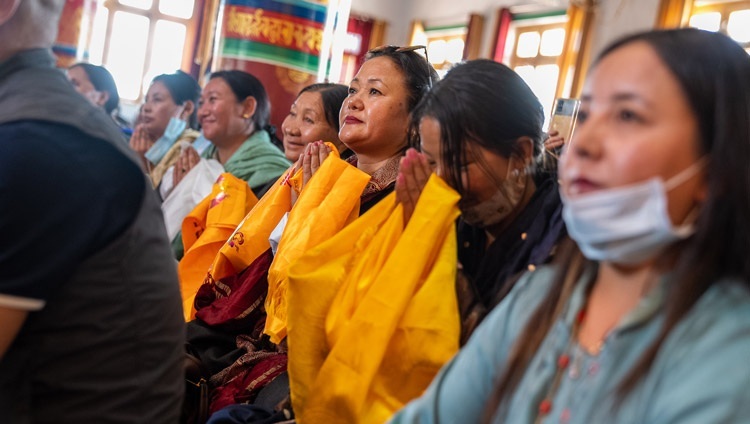 Гости церемонии открытия образовательного центра в монастыре «Туптен Линг» в Дискит Цале слушают обращение Его Святейшества Далай-ламы. Ле, Ладак, Индия. 23 августа 2022 г. Фото: Тензин Чойджор (офис ЕСДЛ).