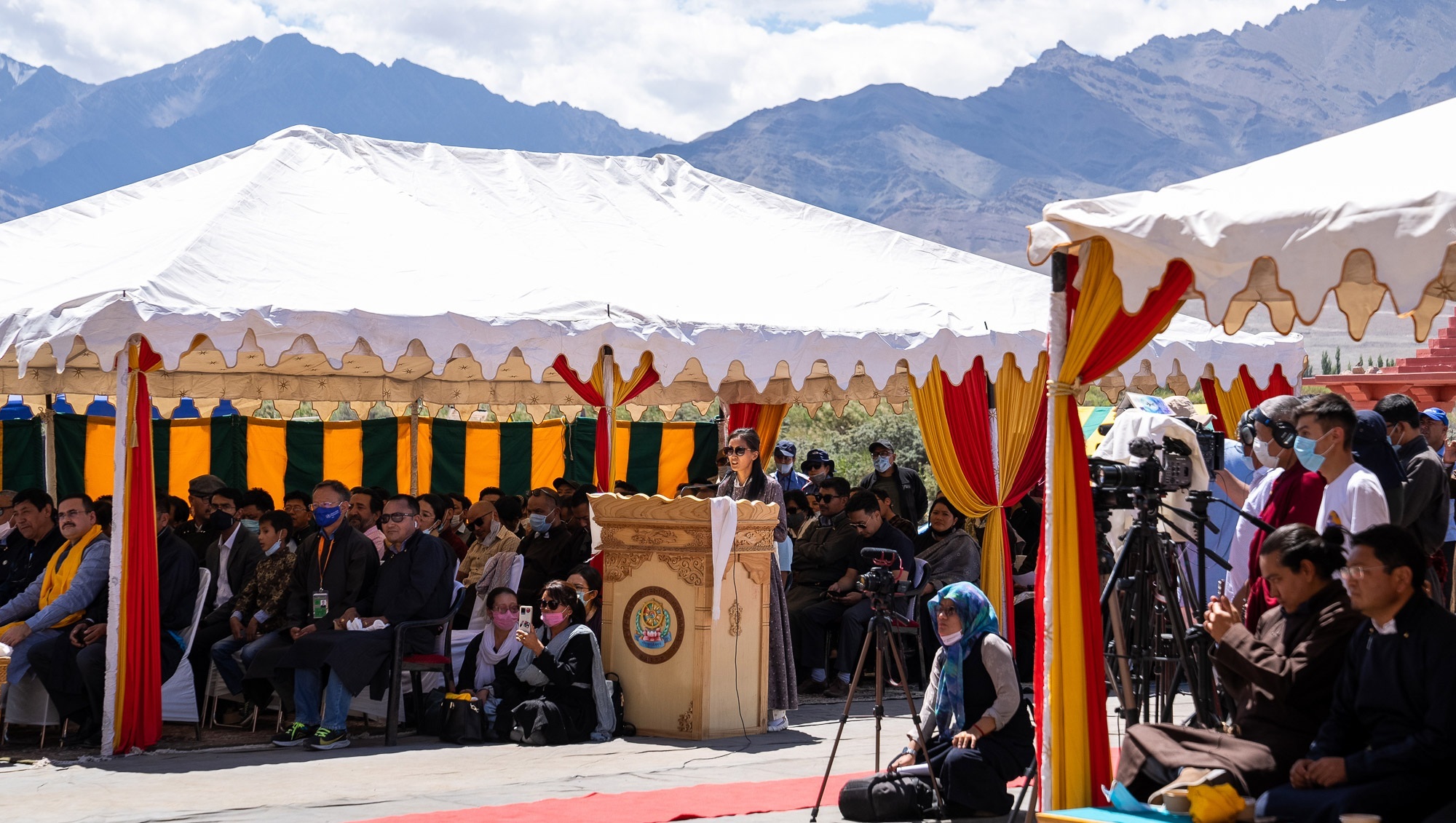 Его Святейшество Далай-ламу представляют гостям, собравшимся послушать его выступление перед обедом, организованным Ладакским автономным горным советом по развитию в Синдху Гате. Ле, Ладак, Индия. 23 августа 2022 г. Фото: Тензин Чойджор (офис ЕСДЛ).
