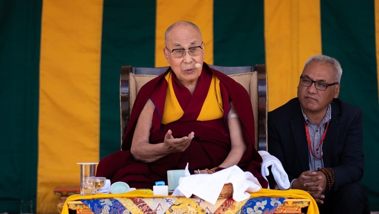 Его Святейшество Далай-лама обращается к собравшимся в Синдху Гате. Ле, Ладак, Индия. 23 августа 2022 г. Фото: Тензин Чойджор (офис ЕСДЛ).