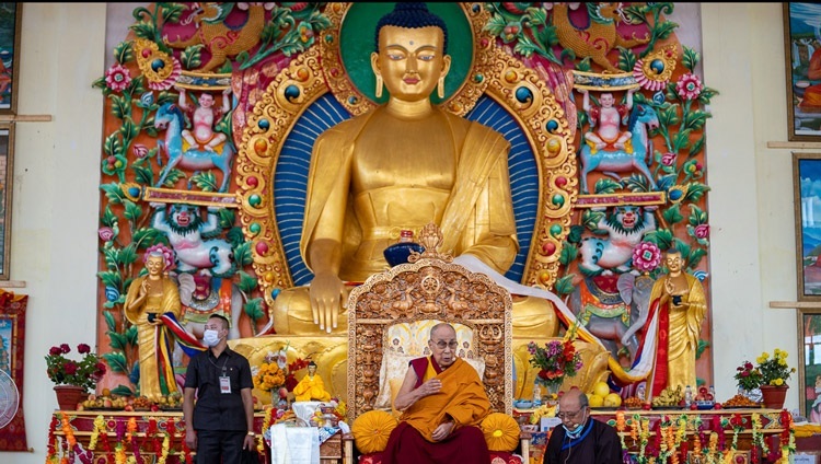 Его Святейшество Далай-лама обращается к собравшимся в молитвенном зале дхарма-центра Ассоциации ладакских монастырей. Ле, Ладак, Индия. 25 августа 2022 г. Фото: Тензин Чойджор (офис ЕСДЛ).
