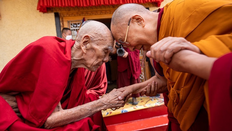 По прибытии в резиденцию Гадена Трисура Ризонга Ринпоче Его Святейшество Далай-лама обменивается с ним приветствиями. Ле, Ладак, Индия. 25 августа 2022 г. Фото: Тензин Чойджор (офис ЕСДЛ).