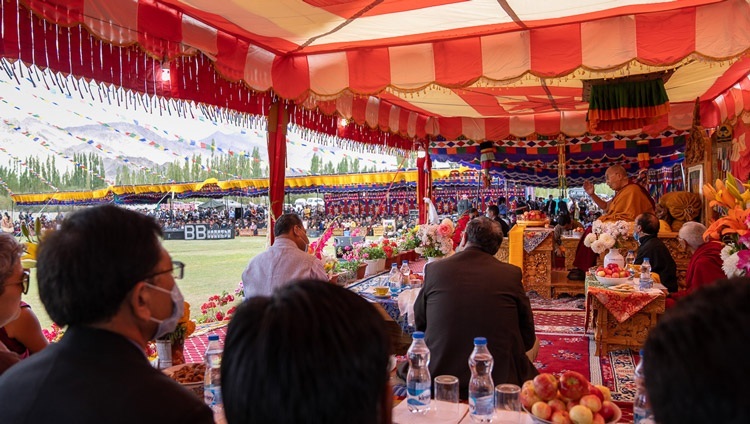 Его Святейшество Далай-лама выступает перед собравшимися на мероприятии, организованном Ассоциацией буддистов Ладака и Ассоциацией ладакских монастырей в Аби Панг Спитуке. Ле, Ладак, Индия. 25 августа 2022 г. Фото: Тензин Чойджор (офис ЕСДЛ).