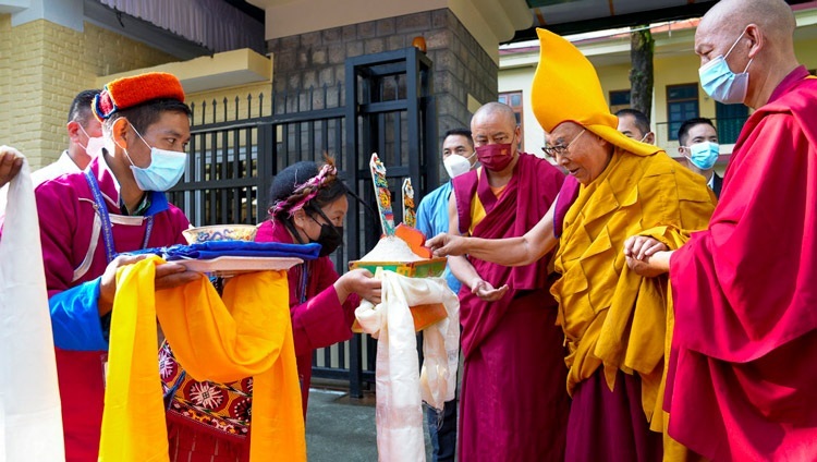 По прибытии в главный тибетский храм Его Святейшеству Далай-ламе подносят традиционное приветствие. Дхарамсала, штат Химачал-Прадеш, Индия. 7 сентября 2022 г. Фото: дост. Тензин Джампхел (офис ЕСДЛ).