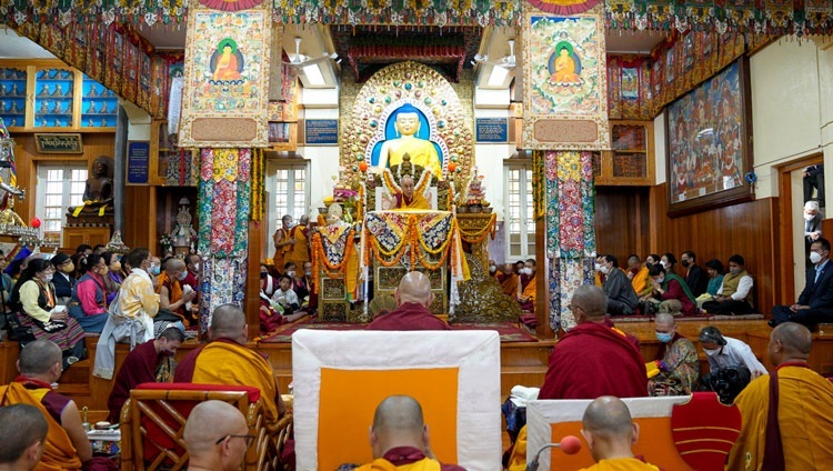 Его Святейшество Далай-лама обращается к участникам молебна о долгой жизни, который ему подносят в главном тибетском храме. Дхарамсала, штат Химачал-Прадеш, Индия. 7 сентября 2022 г. Фото: дост. Тензин Джампхел (офис ЕСДЛ).