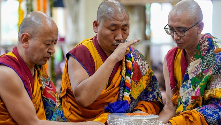Во время молебна о долгой жизни Его Святейшества Далай-ламы мастер ритуального пения произносит строфы подношения мандалы. Дхарамсала, штат Химачал-Прадеш, Индия. 7 сентября 2022 г. Фото: дост. Тензин Джампхел (офис ЕСДЛ).