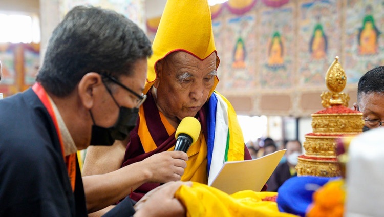 Ганден Три Ринпоче возносит хвалу Его Святейшеству Далай-ламе. Дхарамсала, штат Химачал-Прадеш, Индия. 7 сентября 2022 г. Фото: дост. Тензин Джампхел (офис ЕСДЛ).