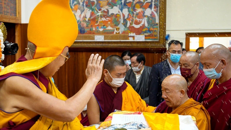 Во время молебна о долгой жизни Его Святейшества Далай-ламы оракул Нечунга пребывает в состоянии транса. Дхарамсала, штат Химачал-Прадеш, Индия. 7 сентября 2022 г. Фото: дост. Тензин Джампхел (офис ЕСДЛ).
