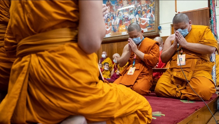 В начале первого дня учений Его Святейшества Далай-ламы для буддистов из Юго-Восточной Азии монахи из Таиланда читают «Мангала-сутту» на пали. Дхарамсала, штат Химачал-Прадеш, Индия. 15 сентября 2022 г. Фото: Тензин Чойджор (офис ЕСДЛ).