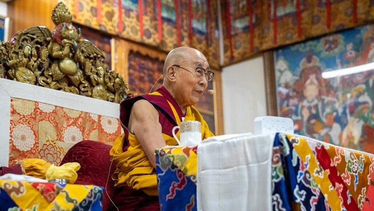 Его Святейшество Далай-лама во время первого дня учений по трактату Чандракирти «Введение в мадхьямаку» и автокомментарию к нему. Дхарамсала, штат Химачал-Прадеш, Индия. 15 сентября 2022 г. Фото: Тензин Чойджор (офис ЕСДЛ).